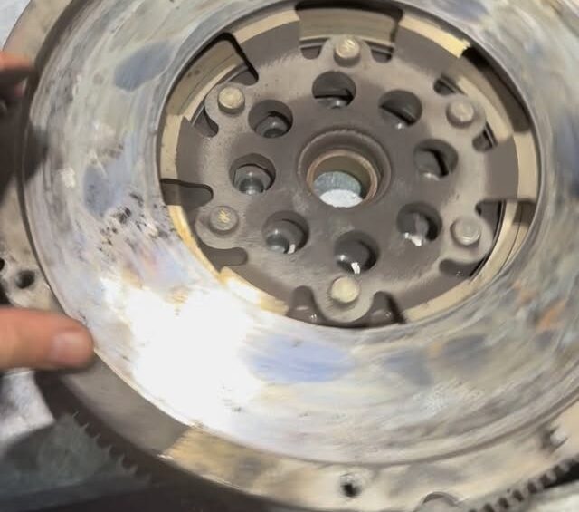 Heat-damaged dual mass flywheel removed with a slipping clutch