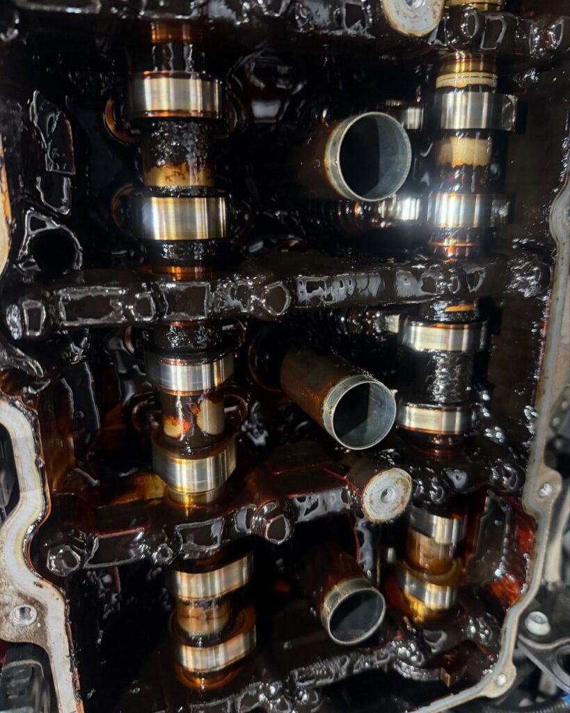 Camshafts and valve gear coated in burnt oil sludge in a Hyundai i30 engine